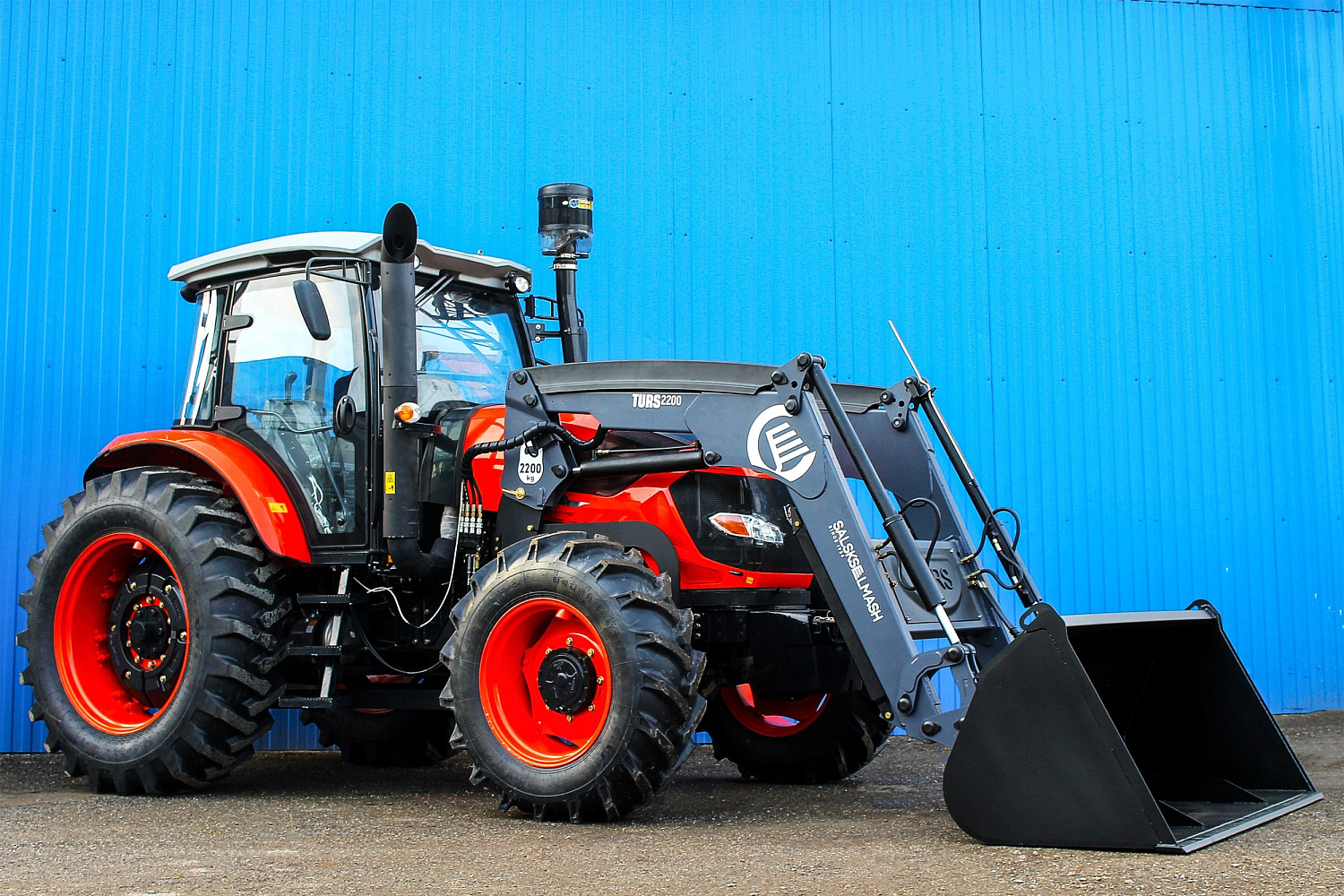 Встречайте новый фронтальный погрузчик TURS-2200