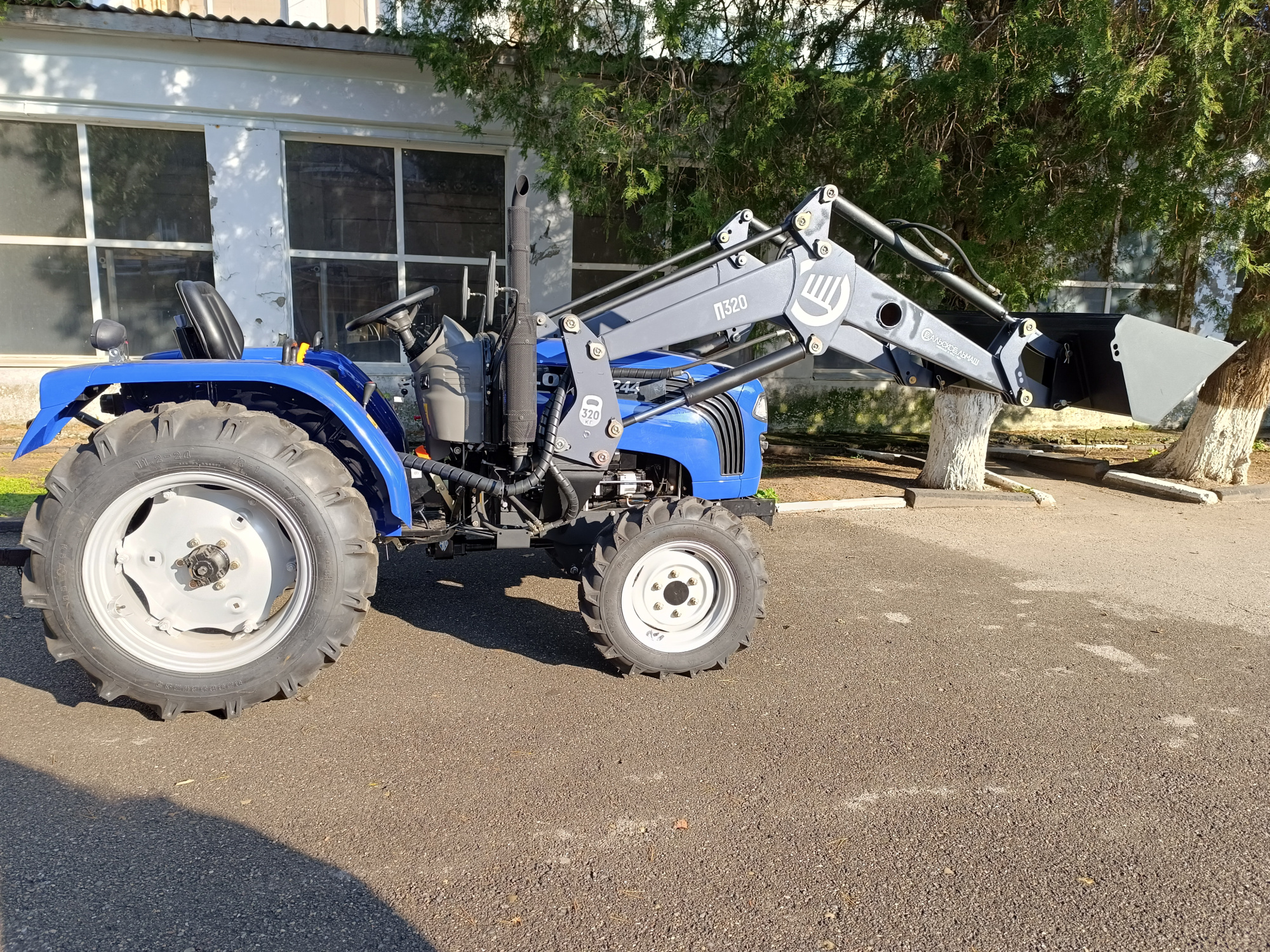 Фронтальный погрузчик (КУН) П320-0-Л2 для трактора LOVOL 244 Фронтальный погрузчик (КУН) П320-0-Л2 для трактора LOVOL 244